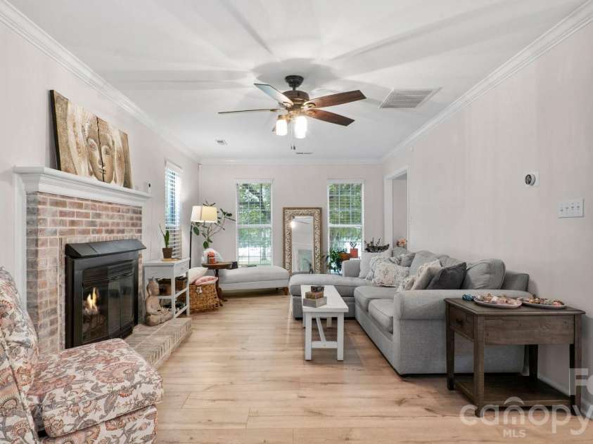 6901 Daerwood Place, Charlotte, NC 28215.  MLS# CAR4386128, YatesRealty ID 42730. 