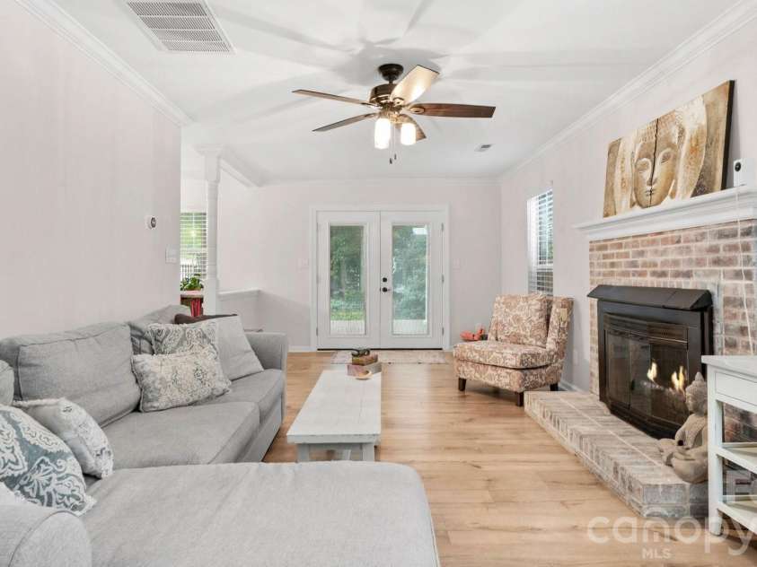 6901 Daerwood Place, Charlotte, NC 28215.  MLS# CAR4386128, YatesRealty ID 42730. 