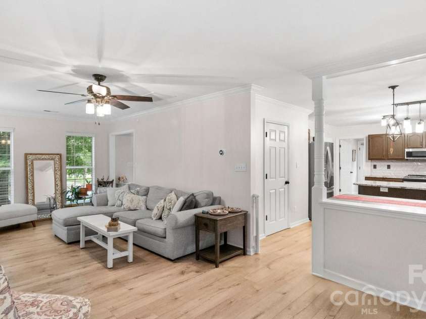 6901 Daerwood Place, Charlotte, NC 28215.  MLS# CAR4386128, YatesRealty ID 42730. 