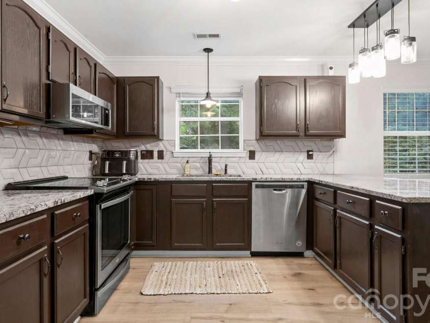 6901 Daerwood Place, Charlotte, NC 28215.  MLS# CAR4386128, YatesRealty ID 42730. 