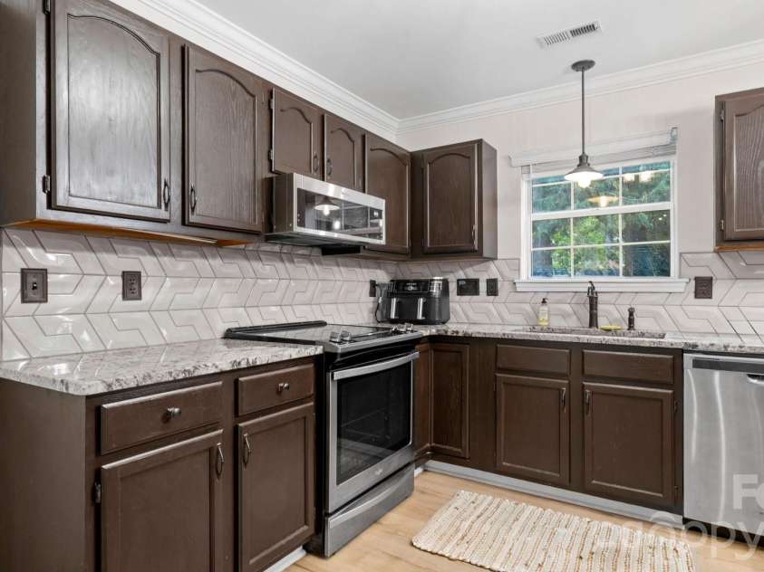 6901 Daerwood Place, Charlotte, NC 28215.  MLS# CAR4386128, YatesRealty ID 42730. 