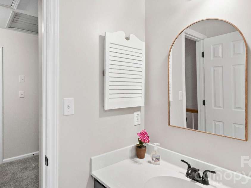 6901 Daerwood Place, Charlotte, NC 28215.  MLS# CAR4386128, YatesRealty ID 42730. 