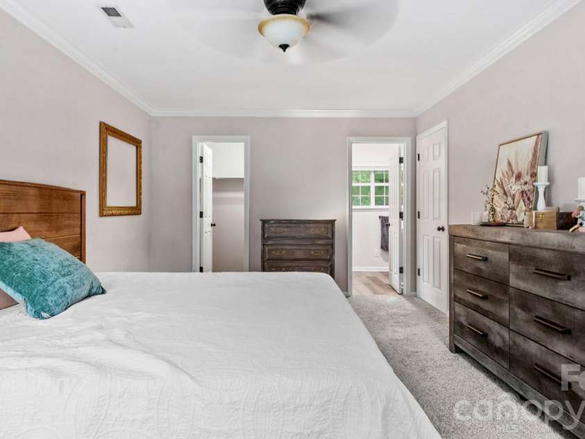 6901 Daerwood Place, Charlotte, NC 28215.  MLS# CAR4386128, YatesRealty ID 42730. 