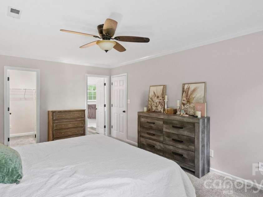 6901 Daerwood Place, Charlotte, NC 28215.  MLS# CAR4386128, YatesRealty ID 42730. 