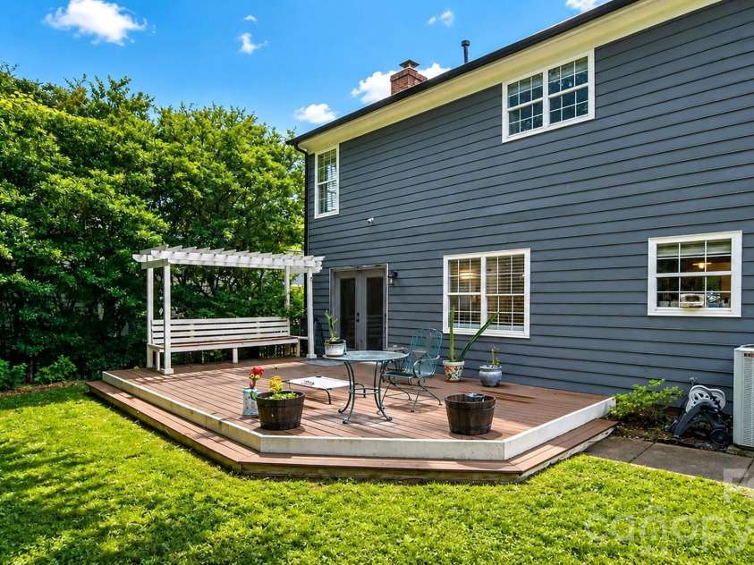 6901 Daerwood Place, Charlotte, NC 28215.  MLS# CAR4386128, YatesRealty ID 42730. 