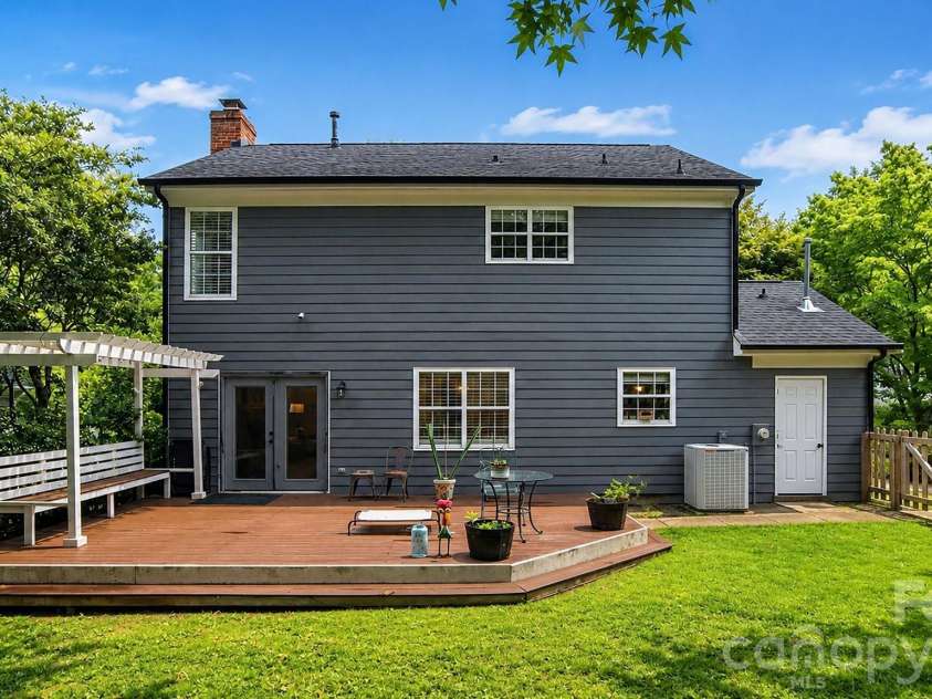 6901 Daerwood Place, Charlotte, NC 28215.  MLS# CAR4386128, YatesRealty ID 42730. 