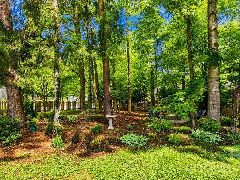 6901 Daerwood Place, Charlotte, NC 28215.  MLS# CAR4386128, YatesRealty ID 42730. 