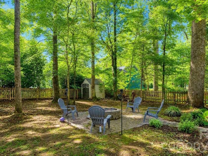 6901 Daerwood Place, Charlotte, NC 28215.  MLS# CAR4386128, YatesRealty ID 42730. 