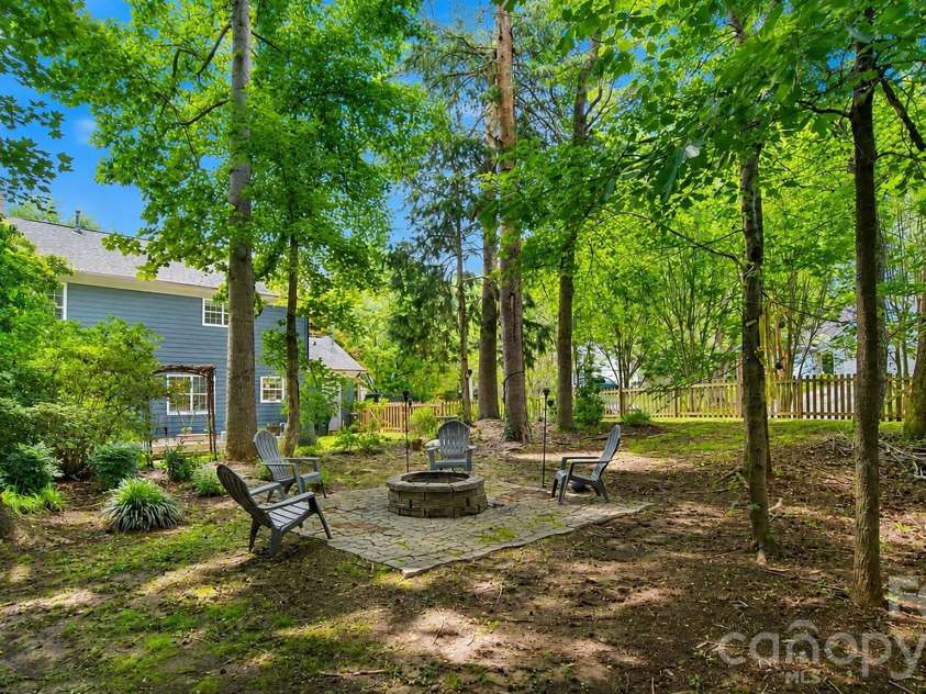 6901 Daerwood Place, Charlotte, NC 28215.  MLS# CAR4386128, YatesRealty ID 42730. 