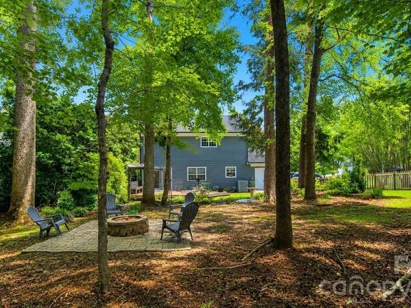 6901 Daerwood Place, Charlotte, NC 28215.  MLS# CAR4386128, YatesRealty ID 42730. 