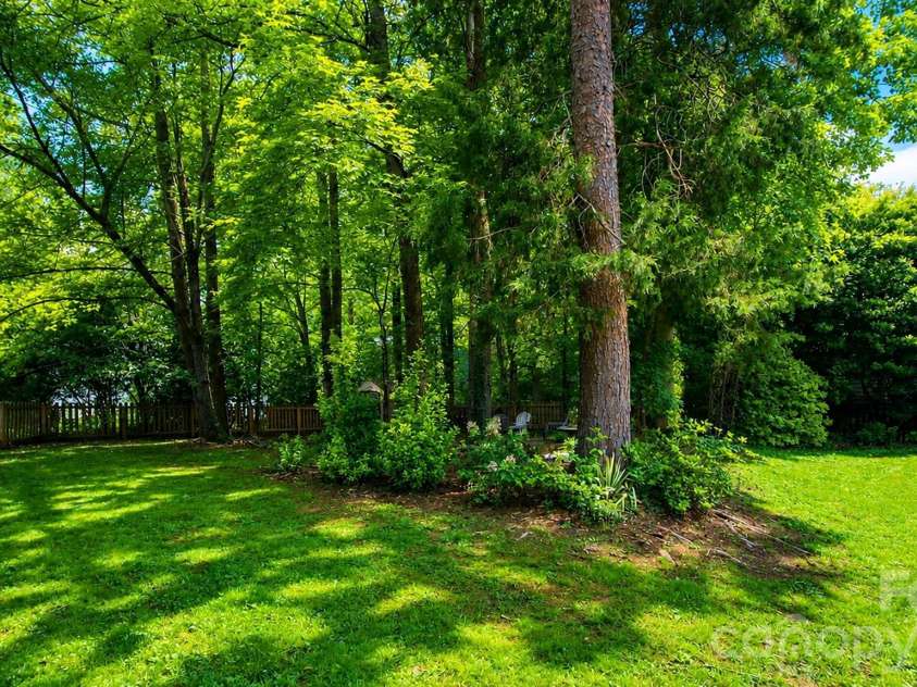 6901 Daerwood Place, Charlotte, NC 28215.  MLS# CAR4386128, YatesRealty ID 42730. 