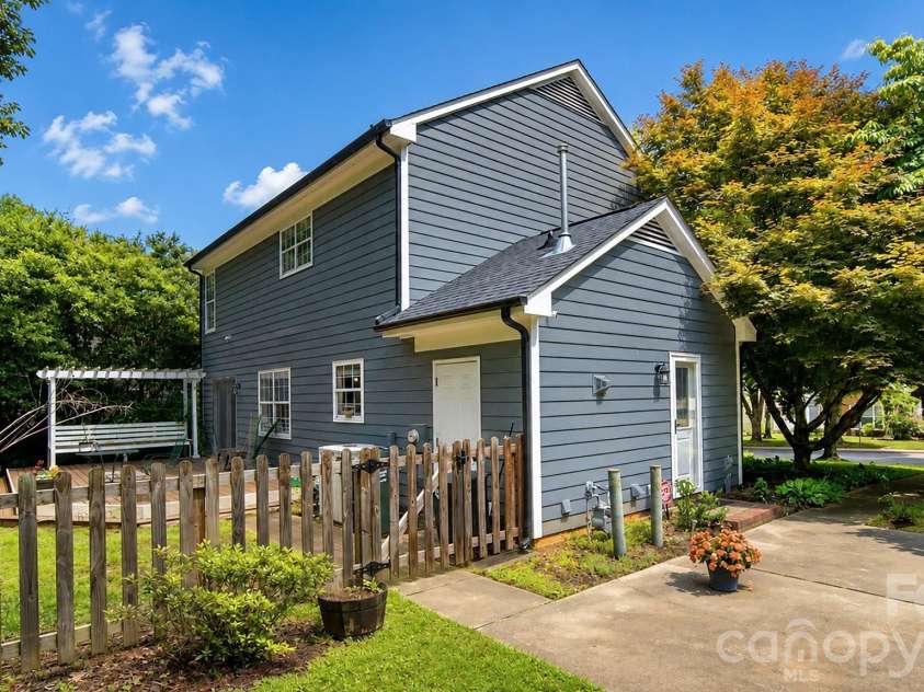 6901 Daerwood Place, Charlotte, NC 28215.  MLS# CAR4386128, YatesRealty ID 42730. 