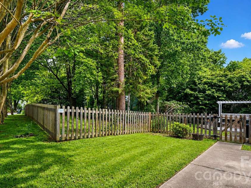 6901 Daerwood Place, Charlotte, NC 28215.  MLS# CAR4386128, YatesRealty ID 42730. 