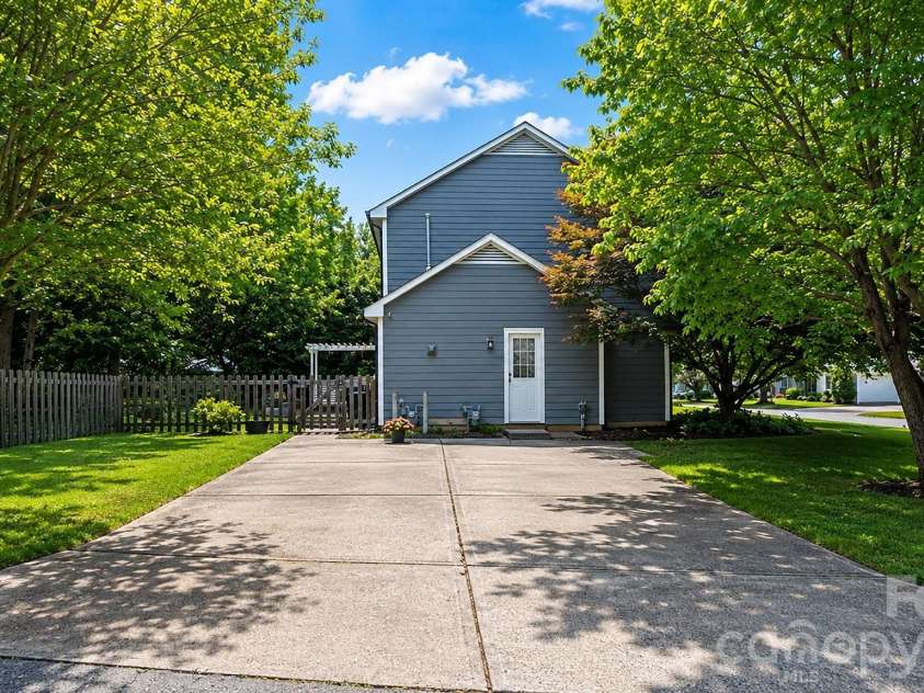 6901 Daerwood Place, Charlotte, NC 28215.  MLS# CAR4386128, YatesRealty ID 42730. 