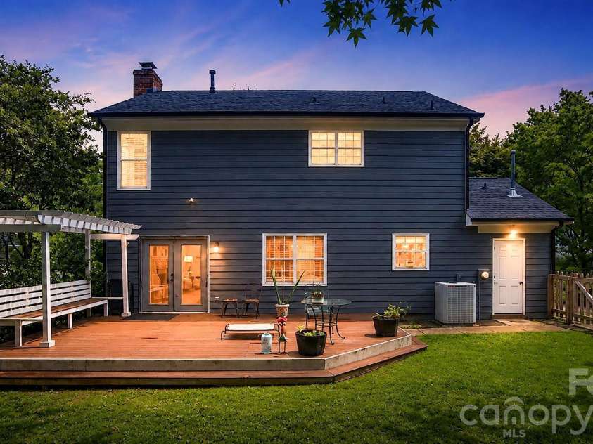 6901 Daerwood Place, Charlotte, NC 28215.  MLS# CAR4386128, YatesRealty ID 42730. 