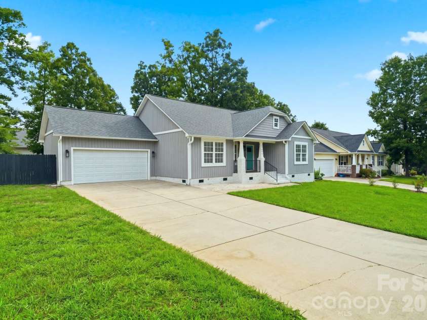 1556 Meadow Glen Lane, Rock Hill, SC 29730.  MLS# CAR4411798, YatesRealty ID 42731. Deep driveway