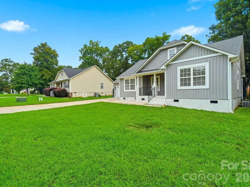 1556 Meadow Glen Lane, Rock Hill, SC 29730.  MLS# CAR4411798, YatesRealty ID 42731. Manicured lawn