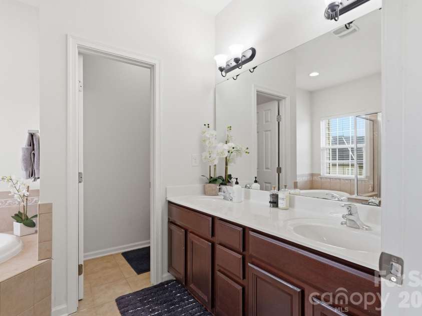 9945 Kings Parade Boulevard, Charlotte, NC 28273.  MLS# CAR4401328, YatesRealty ID 42735. 