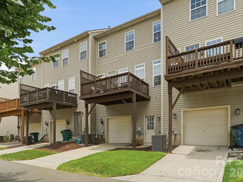 9945 Kings Parade Boulevard, Charlotte, NC 28273.  MLS# CAR4401328, YatesRealty ID 42735. 