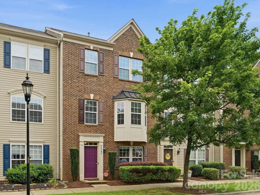 9945 Kings Parade Boulevard, Charlotte, NC 28273.  MLS# CAR4401328, YatesRealty ID 42735. 9945 Kings Parade Blvd. Brick front with Bay window.