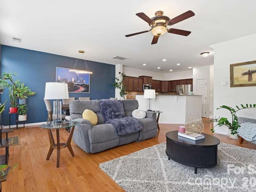 9945 Kings Parade Boulevard, Charlotte, NC 28273.  MLS# CAR4401328, YatesRealty ID 42735. OPEN FLOORPLAN   Living - Dining - Kitchen with hardwood floors