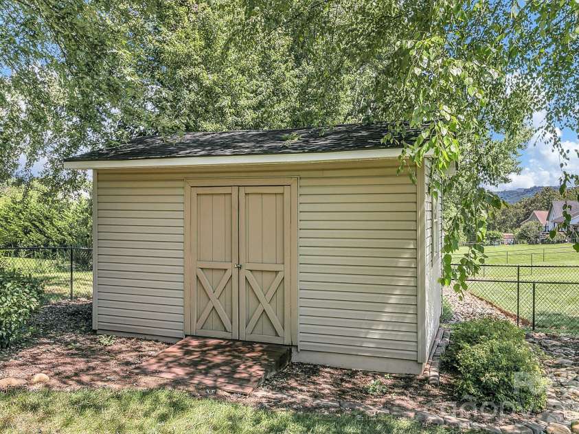 14 New Bishop Lane, Fletcher, NC 28732.  MLS# CAR4410015, YatesRealty ID 42742. 