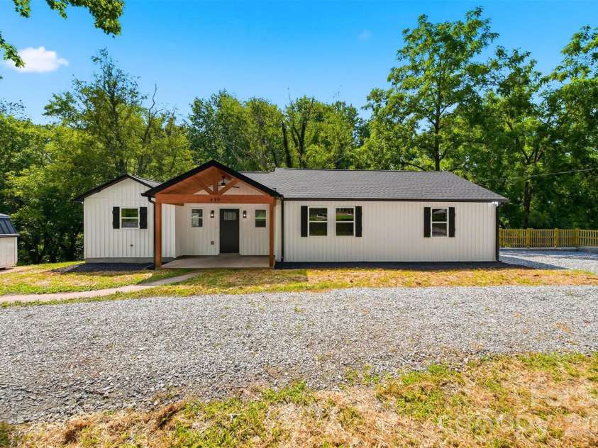 419 Rockyford Street, Morganton, NC 28655.  MLS# CAR4409469, YatesRealty ID 42745. 
