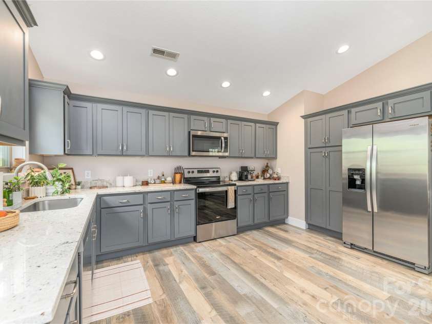 38 Sunrise Drive, Mars Hill, NC 28754.  MLS# CAR4406228, YatesRealty ID 42746. 