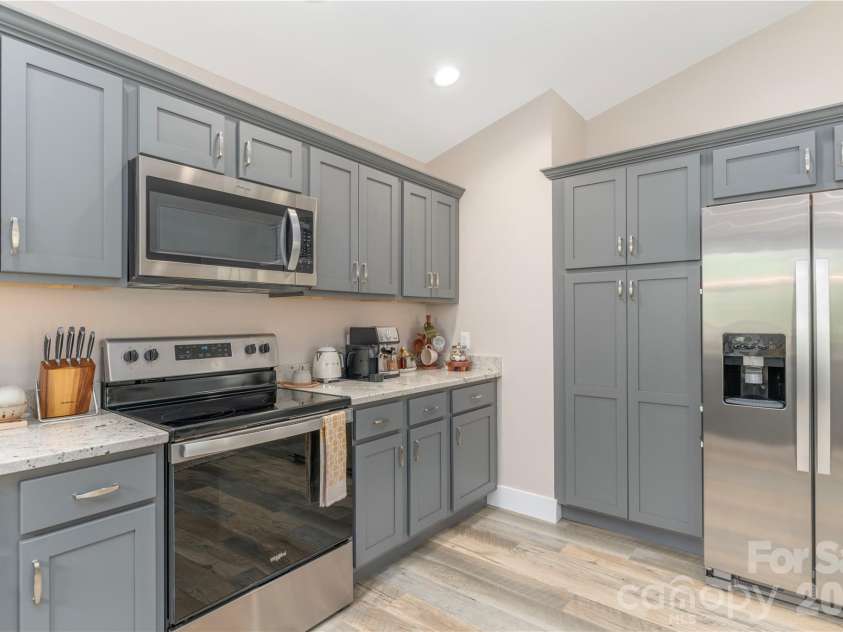 38 Sunrise Drive, Mars Hill, NC 28754.  MLS# CAR4406228, YatesRealty ID 42746. 