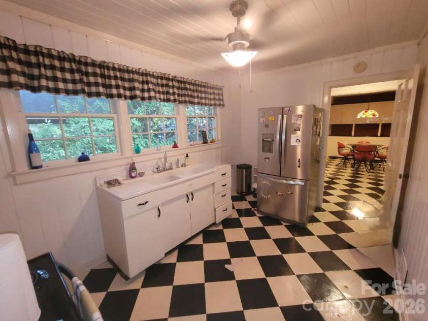 318 Sixth Avenue, Gastonia, NC 28052.  MLS# CAR4387326, YatesRealty ID 42750. Kitchen