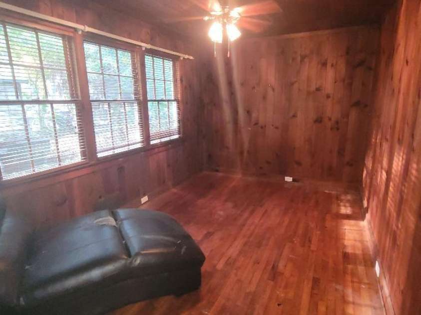 318 Sixth Avenue, Gastonia, NC 28052.  MLS# CAR4387326, YatesRealty ID 42750. Large Office