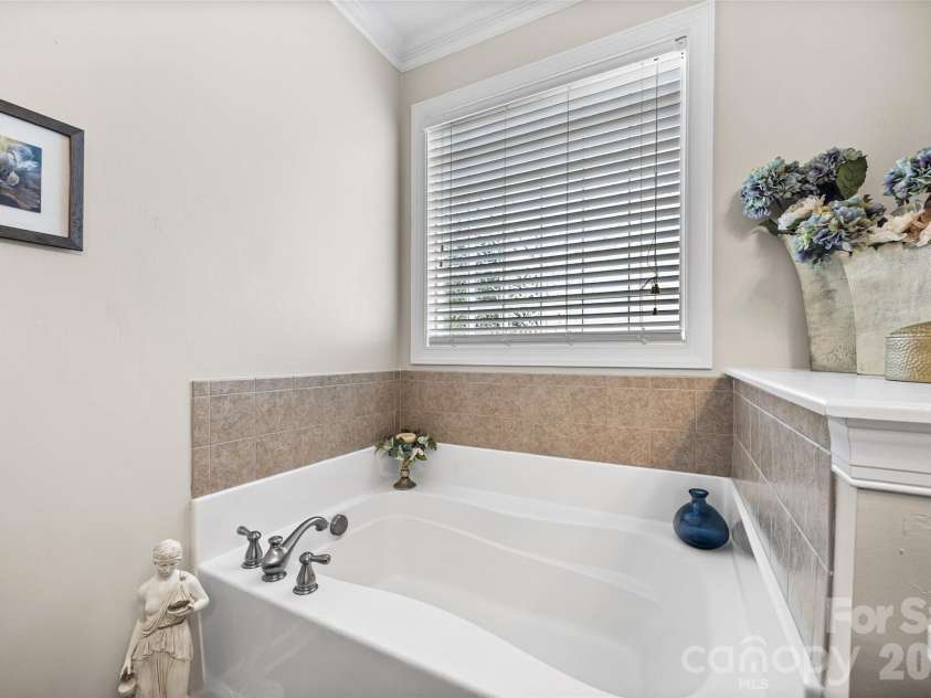 8621 Sequoia Grove Lane, Charlotte, NC 28214.  MLS# CAR4407064, YatesRealty ID 42751. 