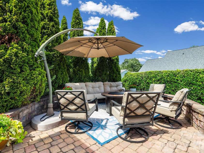 8621 Sequoia Grove Lane, Charlotte, NC 28214.  MLS# CAR4407064, YatesRealty ID 42751. Great seating area with stone sitting wall.