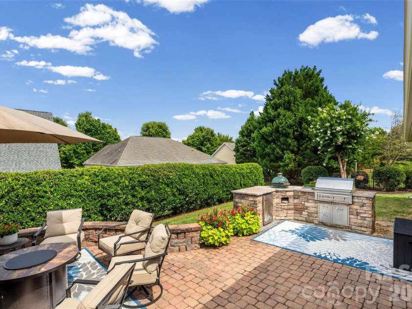 8621 Sequoia Grove Lane, Charlotte, NC 28214.  MLS# CAR4407064, YatesRealty ID 42751. Meticulously manicured landscaping.