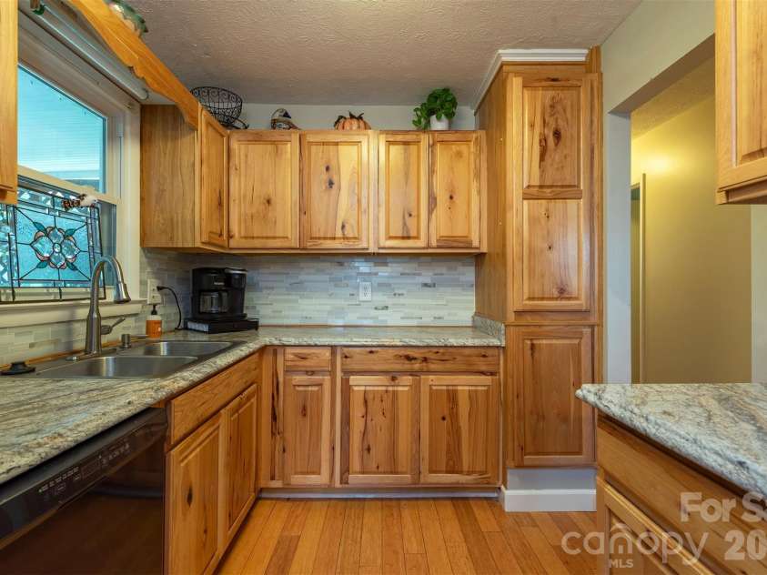 424 Lower Grassy Branch Road, Asheville, NC 28805.  MLS# CAR4403617, YatesRealty ID 42753. 