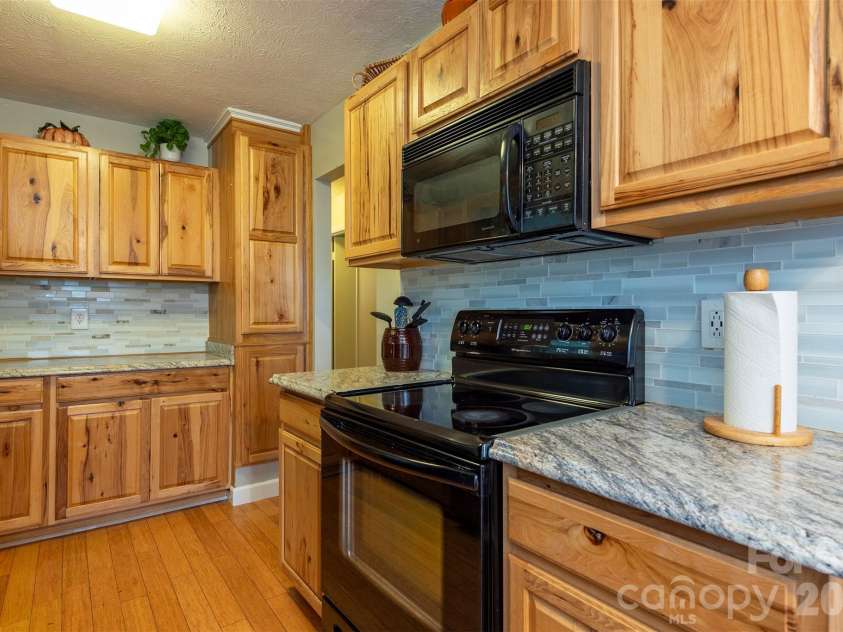 424 Lower Grassy Branch Road, Asheville, NC 28805.  MLS# CAR4403617, YatesRealty ID 42753. 