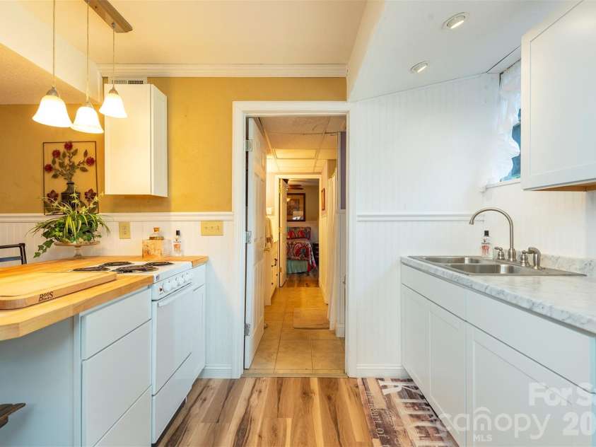 424 Lower Grassy Branch Road, Asheville, NC 28805.  MLS# CAR4403617, YatesRealty ID 42753. 
