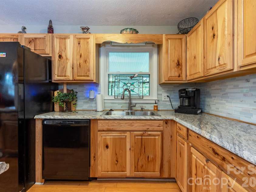 424 Lower Grassy Branch Road, Asheville, NC 28805.  MLS# CAR4403617, YatesRealty ID 42753. Kitchen with Hickory Cabinets.