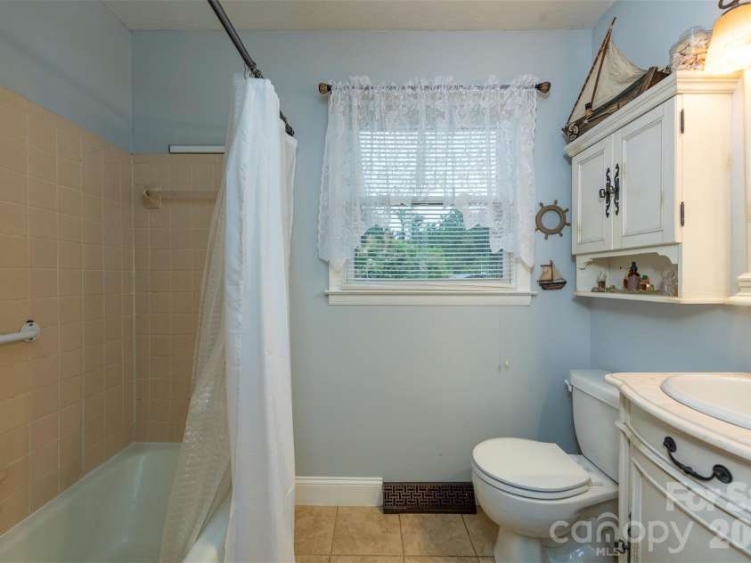 424 Lower Grassy Branch Road, Asheville, NC 28805.  MLS# CAR4403617, YatesRealty ID 42753. Main level Bathroom