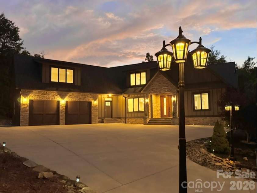8 Lakeview Drive, Fairview, NC 28730.  MLS# CAR4409978, YatesRealty ID 42754. 