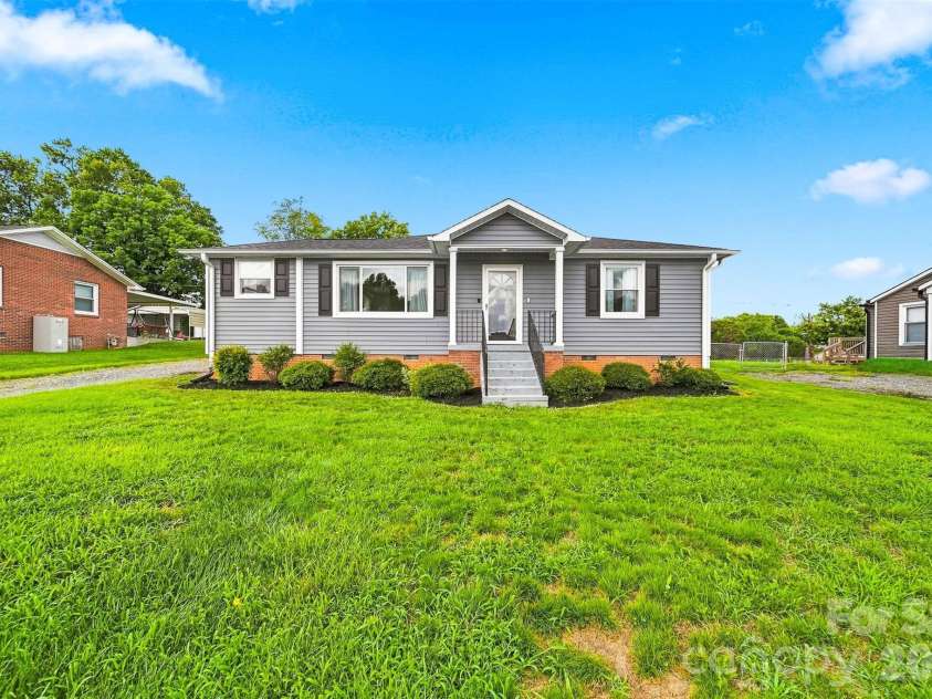 129 33rd Street, Hickory, NC 28601.  MLS# CAR4410521, YatesRealty ID 42758. 