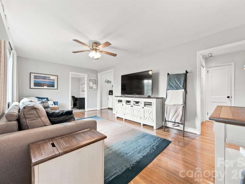 129 33rd Street, Hickory, NC 28601.  MLS# CAR4410521, YatesRealty ID 42758. 