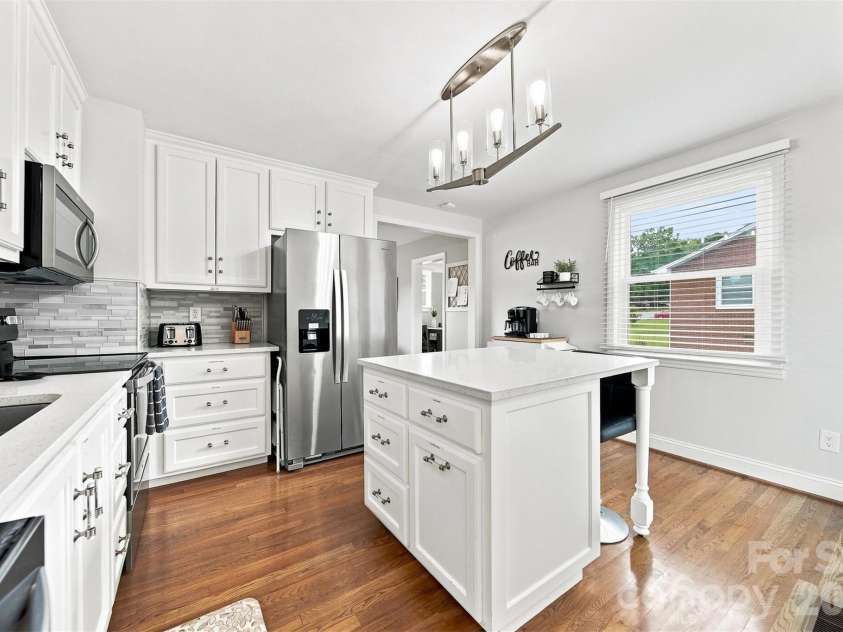 129 33rd Street, Hickory, NC 28601.  MLS# CAR4410521, YatesRealty ID 42758. 