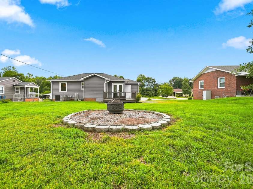 129 33rd Street, Hickory, NC 28601.  MLS# CAR4410521, YatesRealty ID 42758. 