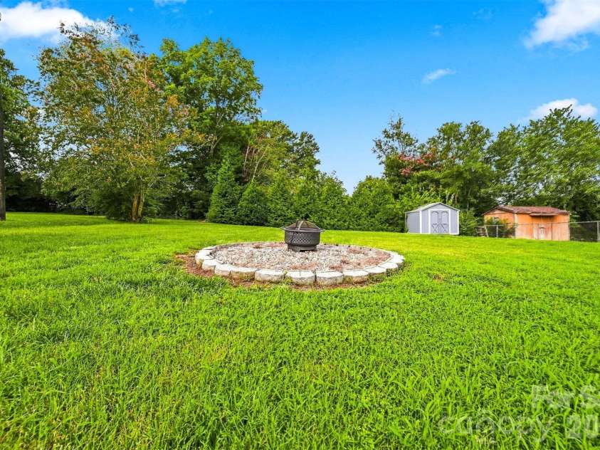 129 33rd Street, Hickory, NC 28601.  MLS# CAR4410521, YatesRealty ID 42758. 