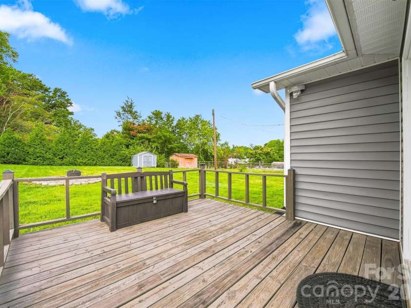 129 33rd Street, Hickory, NC 28601.  MLS# CAR4410521, YatesRealty ID 42758. 