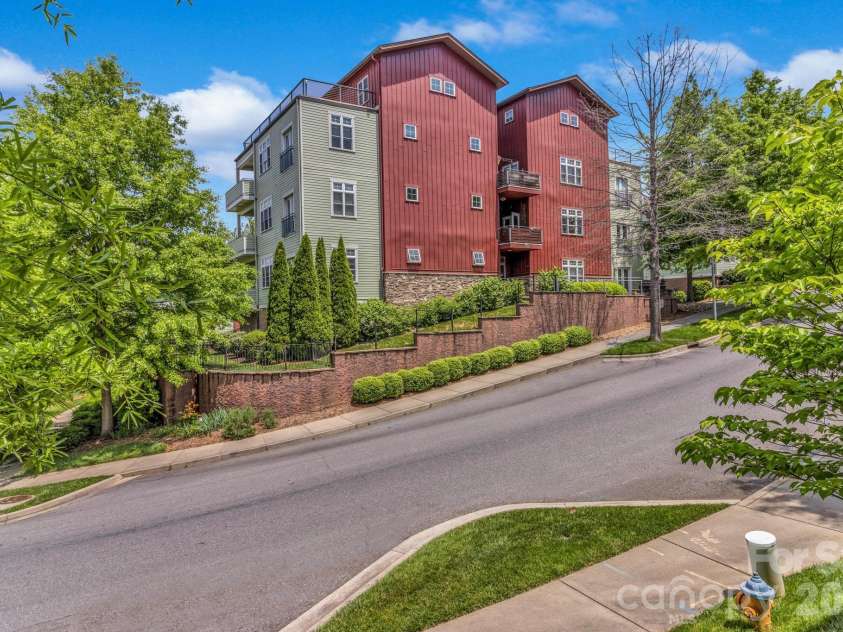 400 Skyloft Drive, Asheville, NC 28801.  MLS# CAR4355070, YatesRealty ID 4276. 