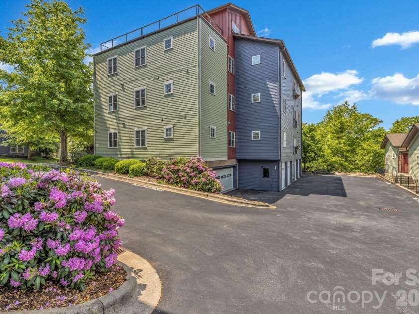 400 Skyloft Drive, Asheville, NC 28801.  MLS# CAR4355070, YatesRealty ID 4276. 