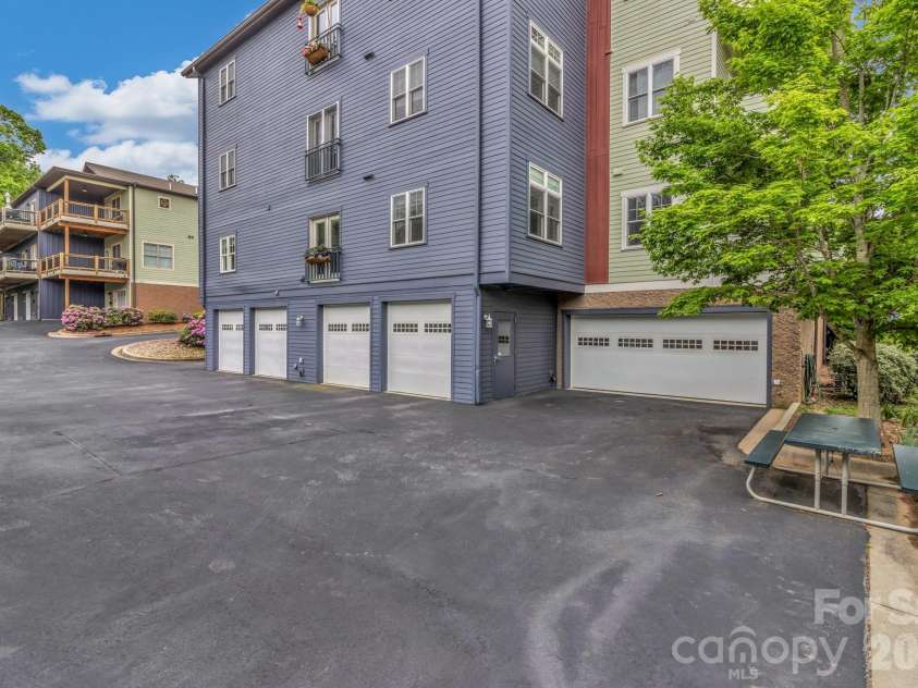 400 Skyloft Drive, Asheville, NC 28801.  MLS# CAR4355070, YatesRealty ID 4276. 