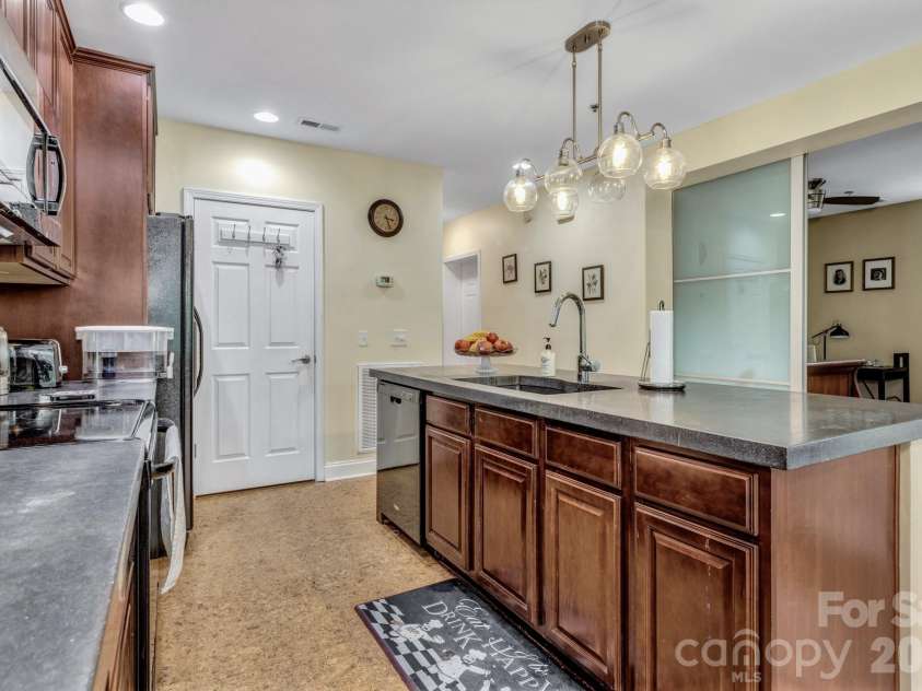 400 Skyloft Drive, Asheville, NC 28801.  MLS# CAR4355070, YatesRealty ID 4276. 